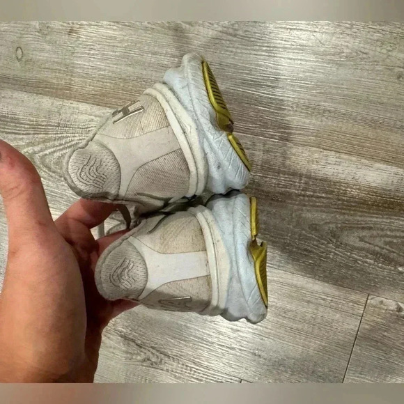 HOKA. CLIFTON 9 NIMBUS CLOUD/ ICE SIZE 6.5B - Picture 6 of 8